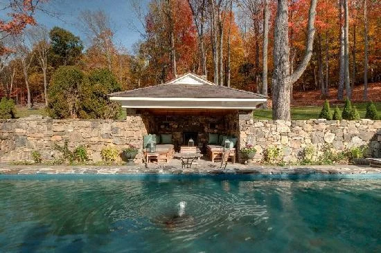  Bedford Post Inn's reflecting pool 