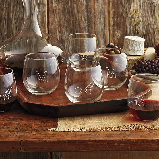  RE_12_HOL_RedWineGlasses_Beauty_SQ 
