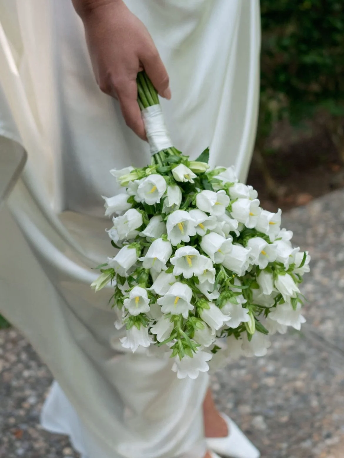 The little but significant details that make an overall design succinct while also keeping interest alive from detail to detail. Like Bride Jess&rsquo;s bridal bouquet by @athabold of all white bellflower that played beautifully off of her ceremony g